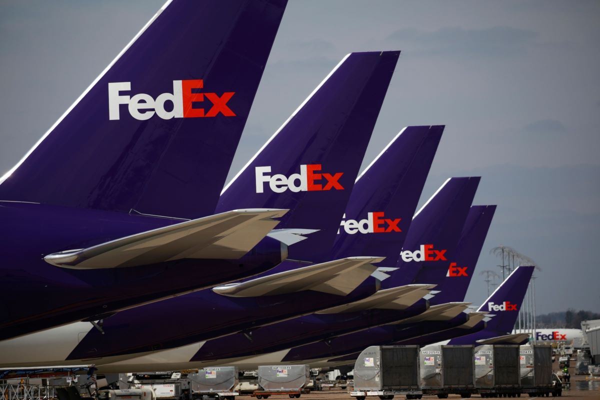 Fedex plane tails bloomberg