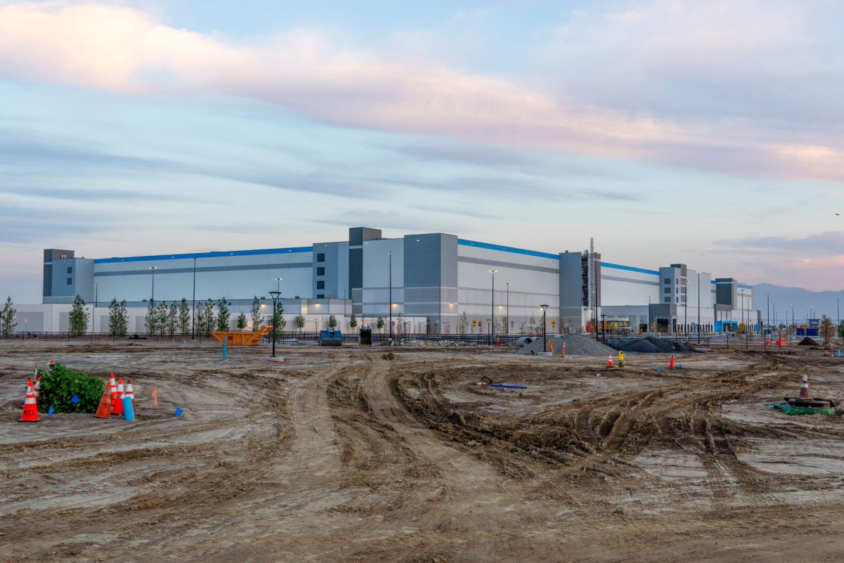 Warehouse warehousing construction inland empire an amazon fulfillment center under construction in ontario on march 17. photographer kyle grillot bloomberg